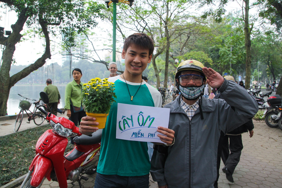 Không chỉ có Thùy Anh, rất nhiều bạn trẻ khác cũng sẵn sàng hóa thân thành những cái cây để bày tỏ tình yêu với những hàng cây xanh đang tỏa bóng mát khắp Thủ đô. (Ảnh: Minh Sơn/Vietnam+)