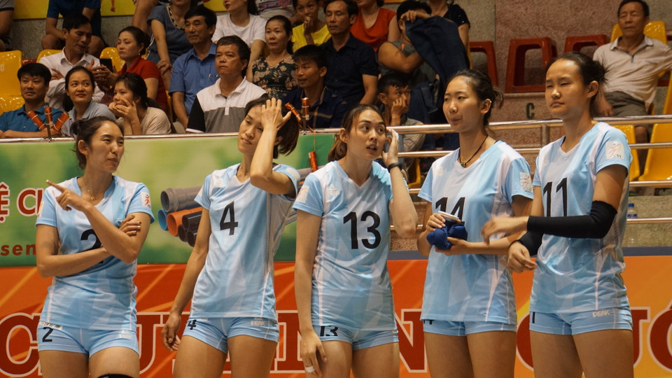 Chiều cao ấn tượng cùng lối đánh dũng mãnh của các cầu thủ Câu lạc bộ Vân Nam (Trung Quốc) để lại nhiều ấn tượng cho khán giả Hà Tĩnh ngày khai mạc. (Ảnh: PV/Vietnam+)