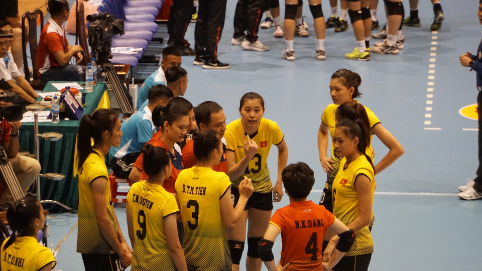 Một pha hội ý của Đội tuyển trẻ Việt Nam trong trận đấu với Đài Bắc Trung Hoa. (Ảnh: PV/Vietnam+)