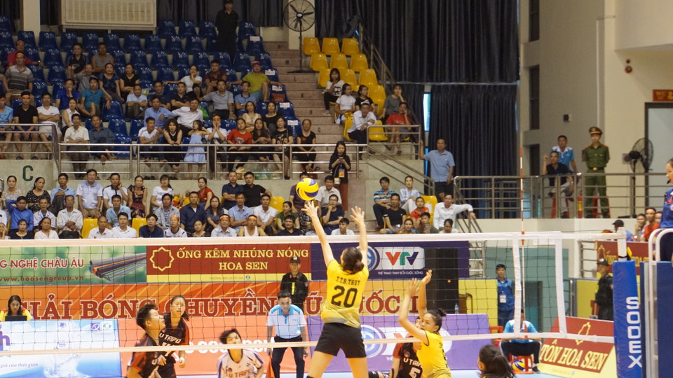 Dù rất nỗ lực, nhưng Tuyển trẻ Việt Nam (vàng) vẫn thúc thủ 1-3 trước Đội tuyển Đại học Đài Bắc Trung Hoa. (Ảnh: PV/Vietnam+)