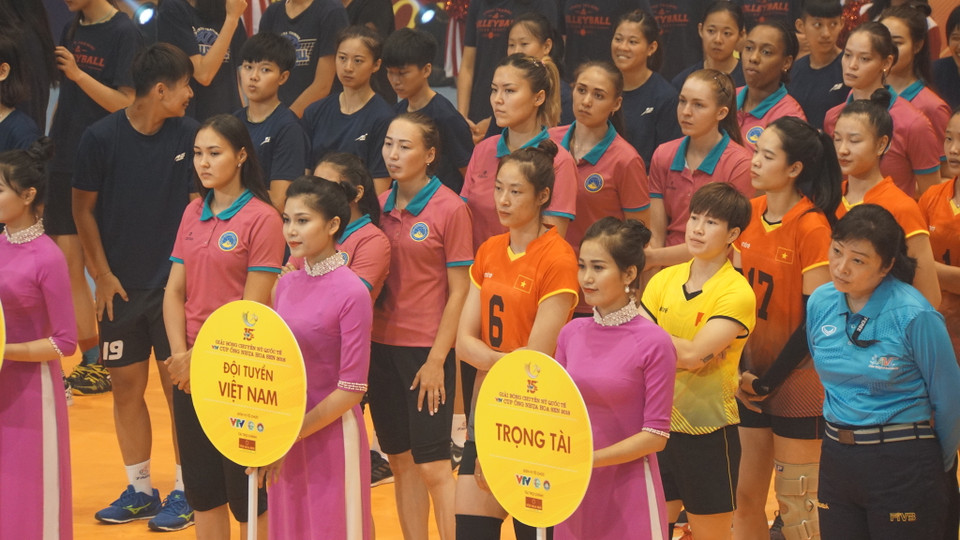 Giải Bóng chuyền nữ quốc tế VTV Cup Ống nhựa Hoa Sen năm 2018 có sự tham gia của 8 đội bóng. Lượng vé bán ra đã hết từ 8 giờ ngày 4/8 nên để phục vụ khán giả, người hâm mộ, Ban tổ chức đã truyền phát hình ảnh ra màn hình lớn ở cạnh nhà thi đấu. (Ảnh: PV/Vietnam+)