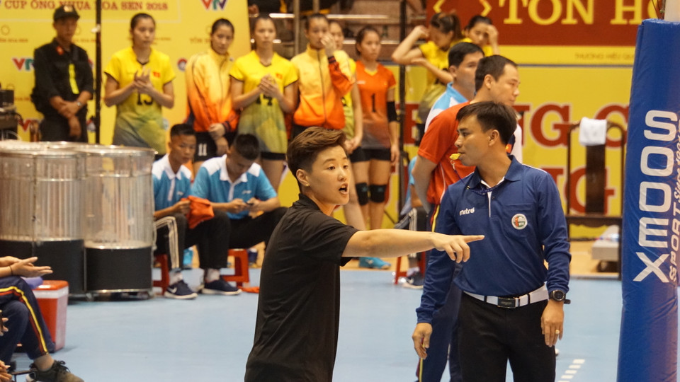 Nữ huấn luyện viên xinh đẹp của đội Đài Bắc Trung Hoa. (Ảnh: PV/Vietnam+)