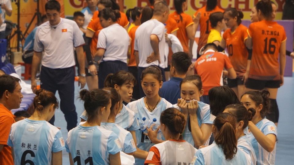Một pha hội ý của các nữ cầu thủ Câu lạc bộ Vân Nam (Trung Quốc). (Ảnh: PV/Vietnam+)
