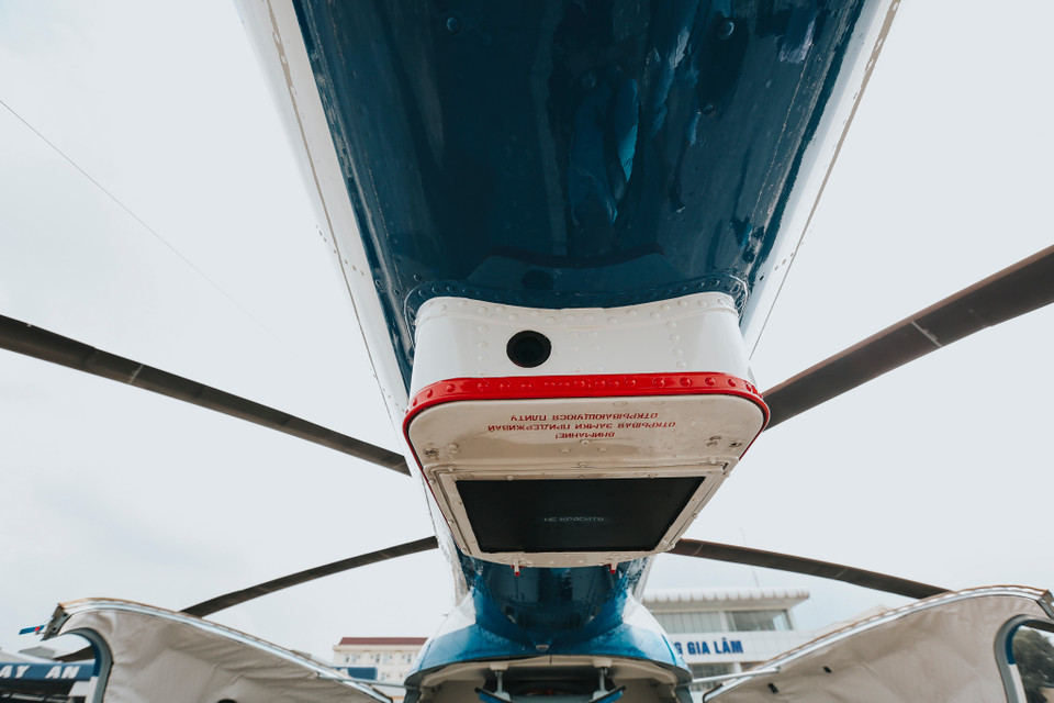 Máy bay trực thăng này được trang bị động cơ VK-2500PS-03 cùng với hệ thống điều khiển kỹ thuật số, cũng như cánh quạt lái chuyển hướng hình chữ X hiệu quả hơn và cánh quạt chịu tải mới với lưỡi cánh tổng hợp composite siêu bền và cấu hình tiết diện khí động học hoàn thiện. (Ảnh: Minh Sơn/Vietnam+)