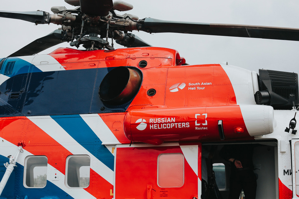 Việc sử dụng camera-video đã cải thiện khả năng quan sát khi tiến hành công việc với các giá treo bên ngoài. Độ an toàn được nâng cao nhờ sử dụng các hệ thống hiện đại về cảnh báo va chạm với mặt đất, với các máy bay và vật chướng ngại khác trên hành trình của trực thăng. (Ảnh: Minh Sơn/Vietnam+)