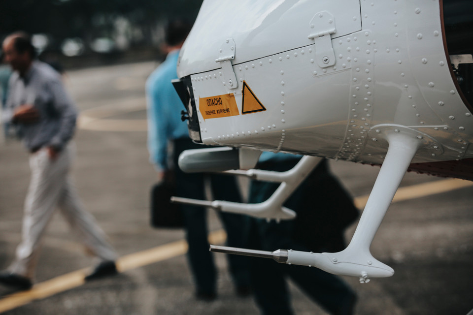 So với trực thăng thương mại sản xuất hàng loạt Mi-8/17, chỉ số vận tốc trung bình và tối đa của Mi-171A2 vượt hơn 10% còn tải trọng của nó tăng thêm 25%. Máy bay trực thăng có thể hoạt động hiệu quả cả ban ngày và ban đêm, ở vùng núi cao, trong điều kiện nhiệt độ thấp hoặc nóng, cũng như ở nơi gia tăng độ ẩm và trên mặt nước. (Ảnh: Minh Sơn/Vietnam+)