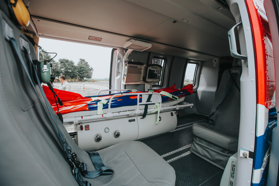 Phiên bản y tế của Ansat có thể được sử dụng cho nhiệm vụ sơ cứu ban đầu và vận chuyển bệnh nhân ở những vùng sâu, vùng xa, địa bàn khó khăn khó tiếp cận. Trang thiết bị của trực thăng Ansat phiên bản y tế còn cung cấp cả dịch vụ hồi sức cấp cứu, điều trị chuyên sâu và liên tục theo dõi các chức năng quan trọng của người bệnh trong quá trình di chuyển tới bệnh viện. (Ảnh: Minh Sơn/Vietnam+)