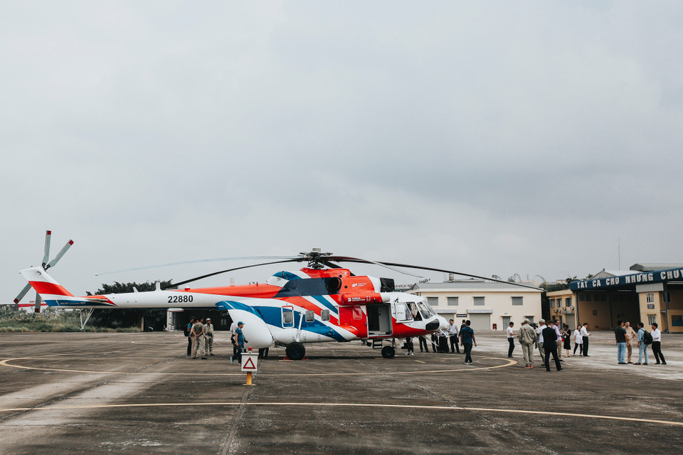 Trong khi đó, Mi-171A2 là phiên bản cải tiến mới nhất của dòng trực thăng Мi-8/17/171. Trực thăng được trang bị các động cơ VK-2500PS-03 với hệ thống điều khiển kỹ thuật số. Tốc độ hành trình và tốc độ tối đa của Mi-171A2 cao hơn 10%, còn tải trọng lớn hơn 25% so với Mi-8/17. (Ảnh: Minh Sơn/Vietnam+)