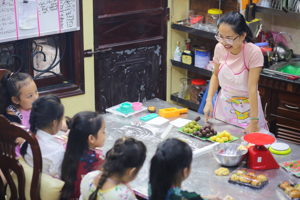 Một nhóm các bạn mẫu nhí nổi tiếng của làng thời trang Việt như Diệp Anh, Phương Dung, Bảo Anh, Nam Phương,... đã cùng nhau học làm những chiếc bánh Trung thu truyền thống đầy ý nghĩa để tặng cho cha mẹ mình. (Ảnh: Minh Sơn/Vietnam+)