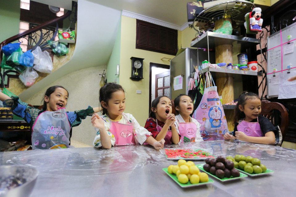 Các mẫu nhí ở nhiều lứa tuổi khác nhau sẽ được cùng nhau trải nghiệm và tự tay làm những chiếc bánh truyền thống dành tặng bố mẹ, ông bà trong mùa Trung thu năm nay. (Ảnh: Minh Sơn/Vietnam+)