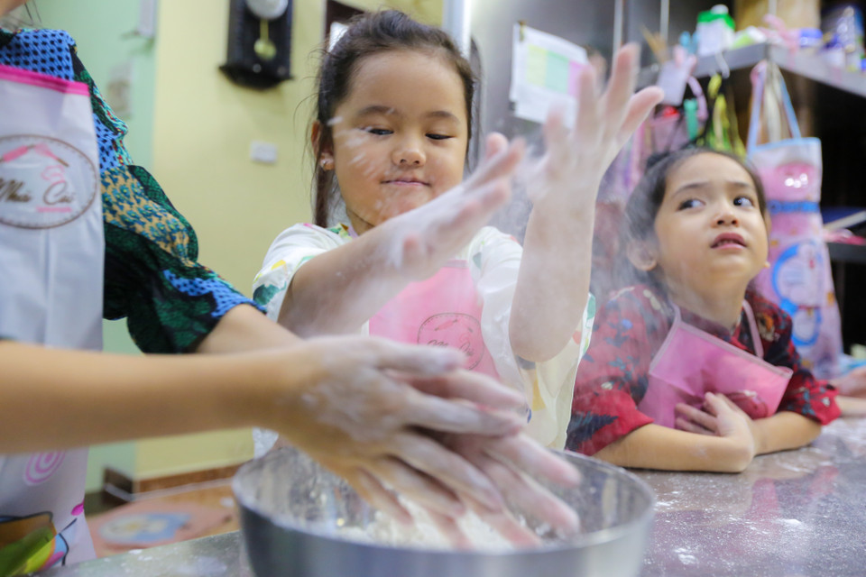 Các bé sẽ được học lần lượt từng công đoạn làm ra một chiếc bánh Trung thu truyền thống từ việc chuẩn bị nguyên liệu, nhào bột, làm nhân, tạo hình con giống và nướng bánh. (Ảnh: Minh Sơn/Vietnam+)