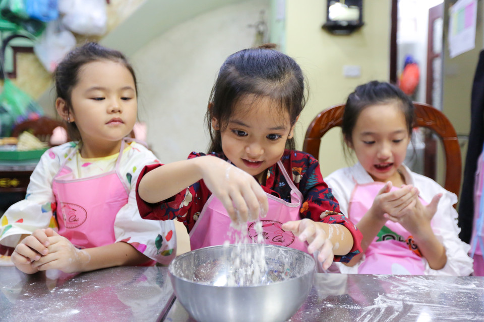 Nguyên liệu làm bánh hết sức đơn giản nhưng chuẩn bị rất công phu, kĩ lưỡng như: bột mì, lòng đỏ trứng, nước đường, nhân đậu xanh, trà xanh, đậu đỏ, khoai môn. (Ảnh: Minh Sơn/Vietnam+)