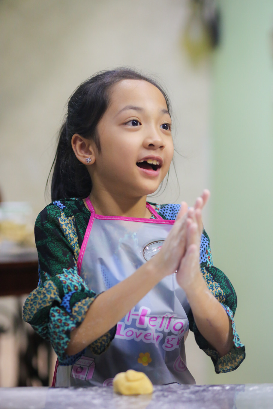 Bé Chu Phương Dung (8 tuổi) tỏ ra đầy thích thú khi lần được học làm bánh trung thu. (Ảnh: Minh Sơn/Vietnam+)