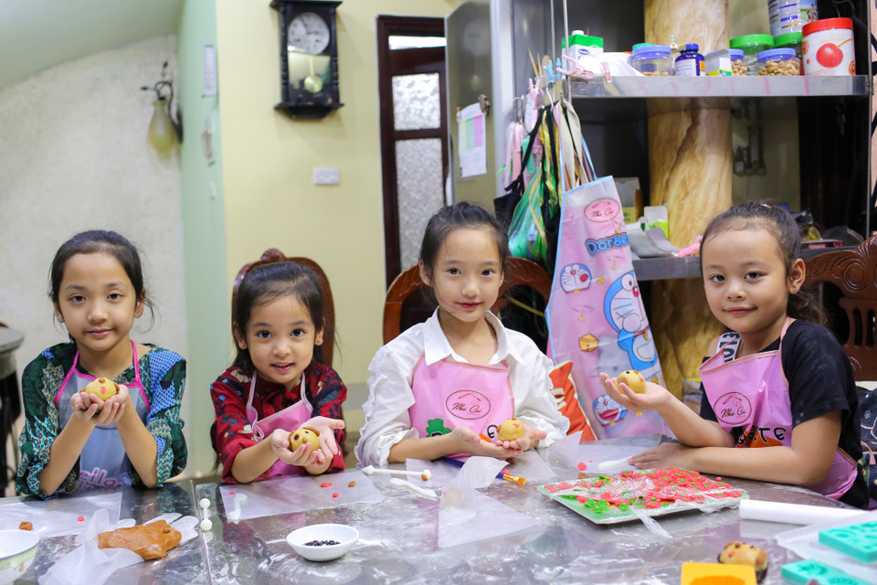 Không chỉ là buổi dạy làm bánh, lớp học này còn tạo cho các bé sự tự tin, yêu lao động, có hiểu biết và trách nhiệm hơn trong cuộc sống. (Ảnh: Minh Sơn/Vietnam+)