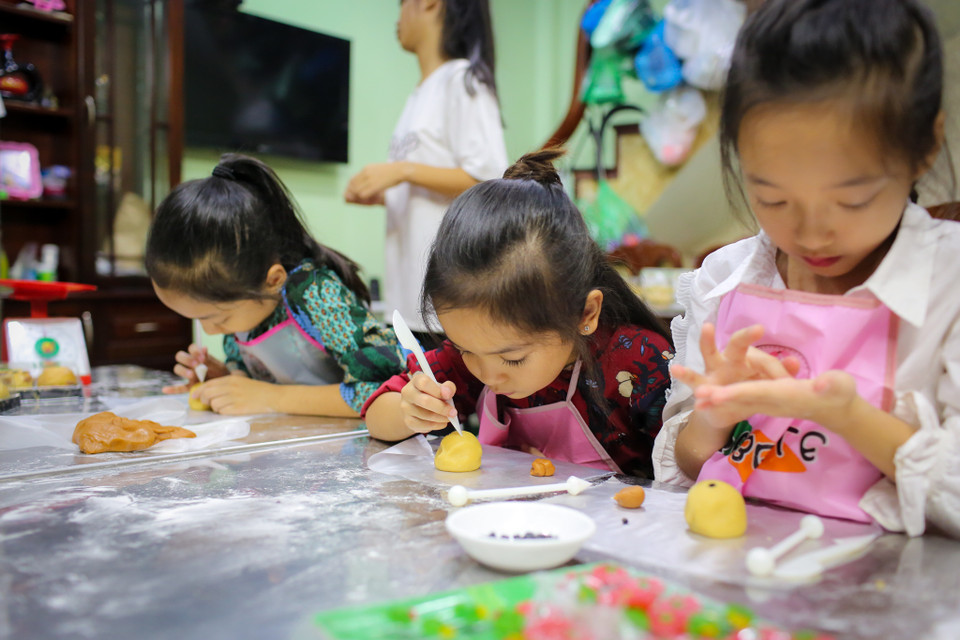 Nhìn các bé say mê, tỉ mẩn làm ra sản phẩm của chính mình, chắc chắn các bậc phụ huynh sẽ rất hài lòng. (Ảnh: Minh Sơn/Vietnam+)