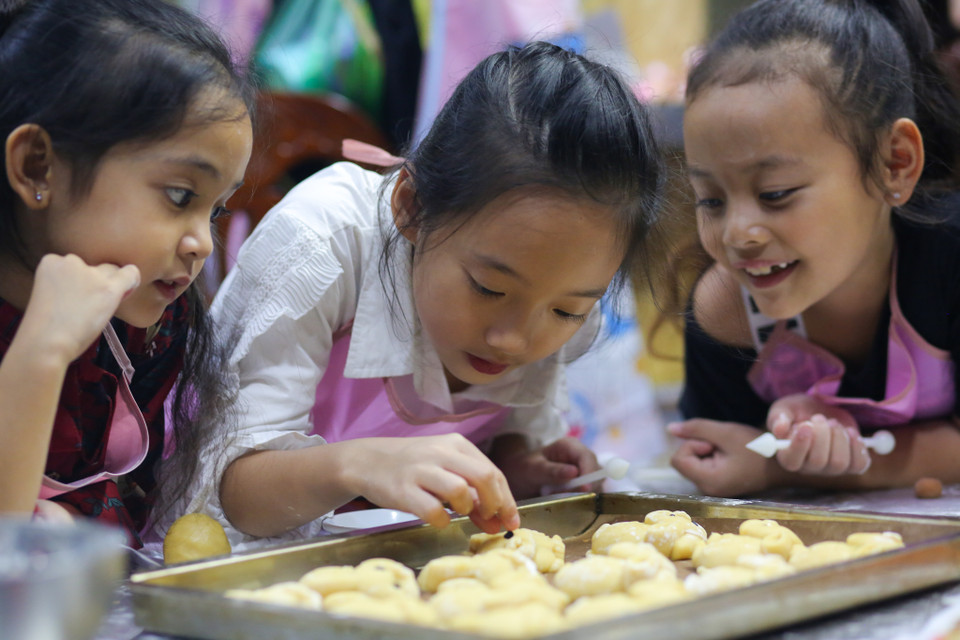 Lớp học làm bánh Trung thu được chị Giang tổ chức cách đây một năm dành cho các bạn từ 6-15 tuổi nhưng rất nhiều các bạn từ 4-5 tuổi cũng tham gia. (Ảnh: Minh Sơn/Vietnam+)