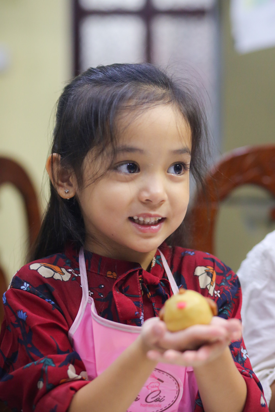 Bé Chu Diệp Anh (6 tuổi) thích thú khoe sản phẩm đầu tiên mình làm được. Diệp Anh là gương mặt mẫu nhí đáng yêu và được quan tâm tại Hà Nội. Cô bé sở hữu làn da trắng ngần và đôi mắt tròn to xinh xắn, đáng yêu. (Ảnh: Minh Sơn/Vietnam+)