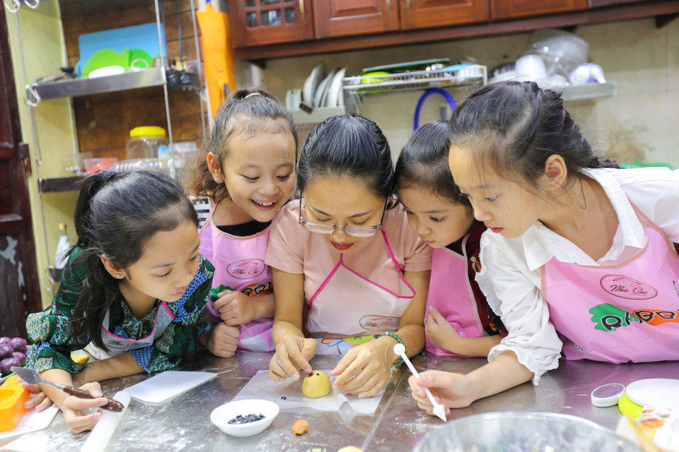 ....khi mình làm thì thấy rất nhiều khách hàng nhí tỏ ra thích những dòng bánh Trung thu hình con thú nên đã mở lớp này để các bé có thể thỏa được niềm đam mê, để các bé có cái nhìn khác hơn về Trung thu thay vì chỉ ăn một chiếc bánh mà bố mẹ mang về.'(Ảnh: Minh Sơn/Vietnam+)