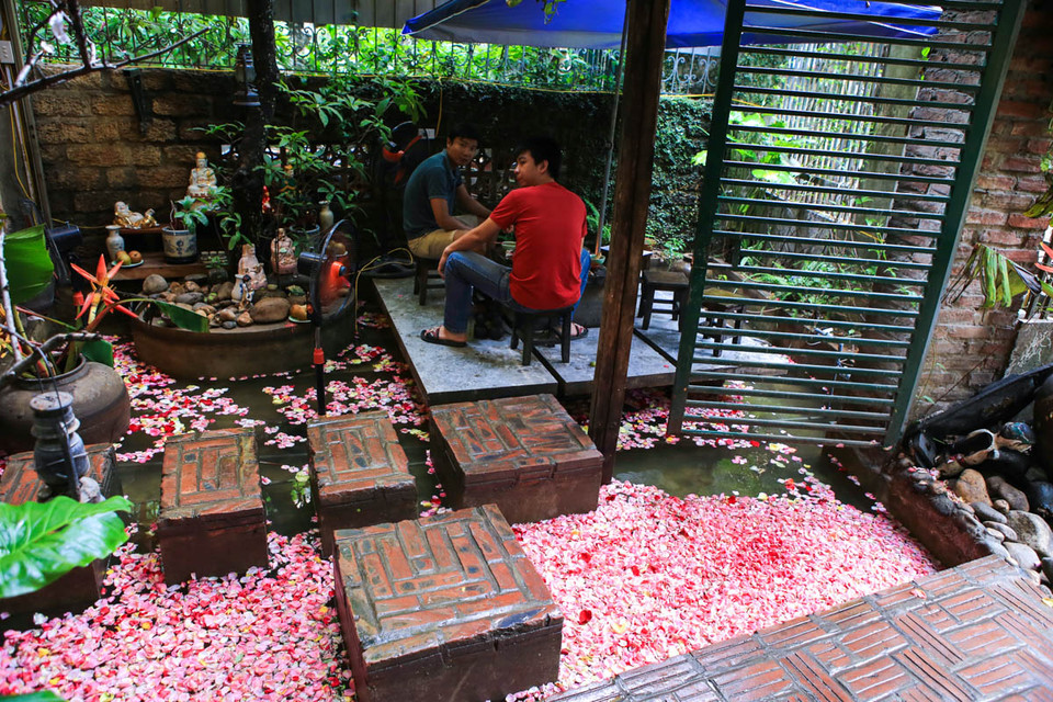 Vào sâu trong một con ngõ nhỏ trên phố Đông Tác, nhiều vị khách sẽ không khỏi ngạc nhiên trước một quán ăn với không gian khoáng đạt, mát mẻ và đậm chất thôn quê giữa chốn thị thành. (Ảnh: Trung Kiên/Vietnam+)