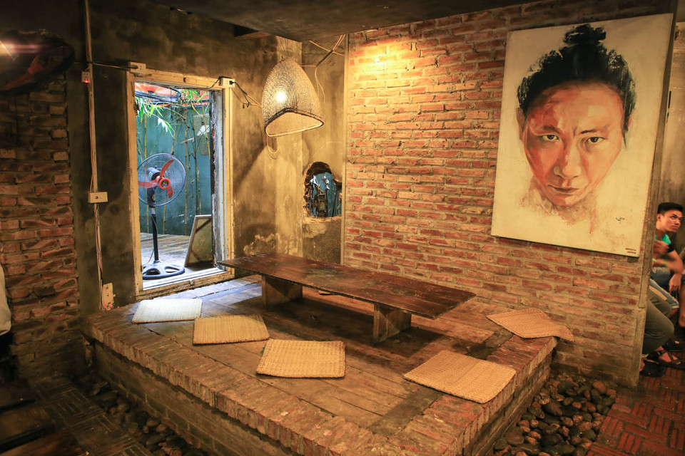 Một góc khác của quán ăn lại khiến thực khách cảm giác như đang sống về những thế kỷ trước. (Ảnh: Trung Kiên/Vietnam+)