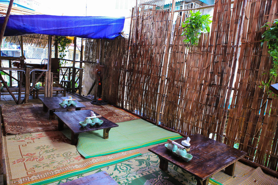 Căn biệt thự vốn chỉ có 2 tầng được chủ quán thiết kế lại tận dụng hết khoảng không để phục vụ khách. Một số người khi đến đây cảm thấy choáng ngợp vì trong một con ngõ nhỏ lại có một nơi rộng rãi, thoáng mát như vậy. (Ảnh: Trung Kiên/Vietnam+)