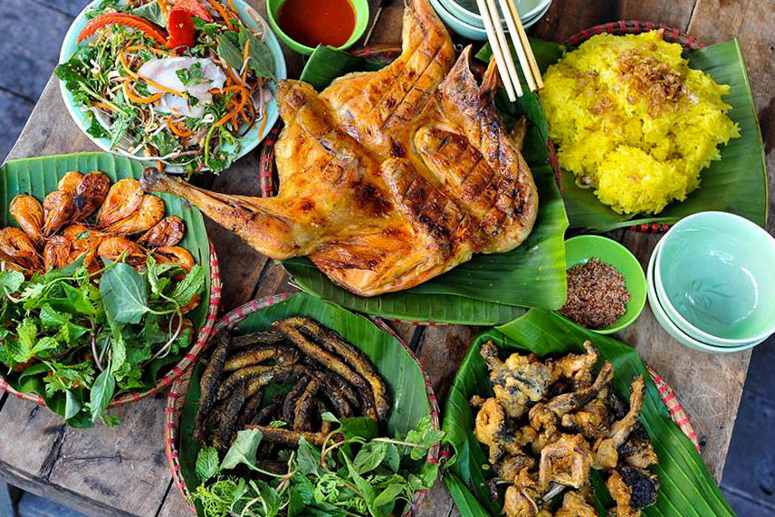 Cận cảnh những món ăn đậm chất thôn quê của quán như: Chạch đồng chiên giòn, gà nướng than hoa, lươn đồng nướng, ốc nướng lá chuối, ếch đồng nướng…(Ảnh: Trung Kiên/Vietnam+)