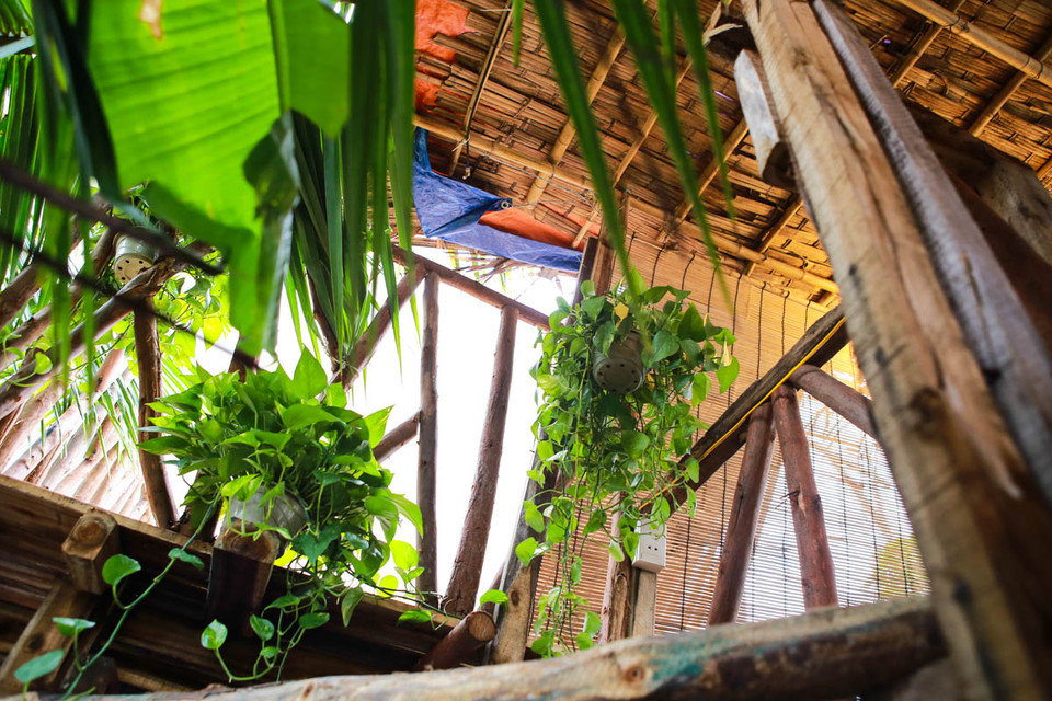 Mọi đồ vật trang trí trong quán đều được chủ nhân đầu tư kỹ lưỡng và thuần thiên nhiên. (Ảnh: Trung Kiên/Vietnam+)