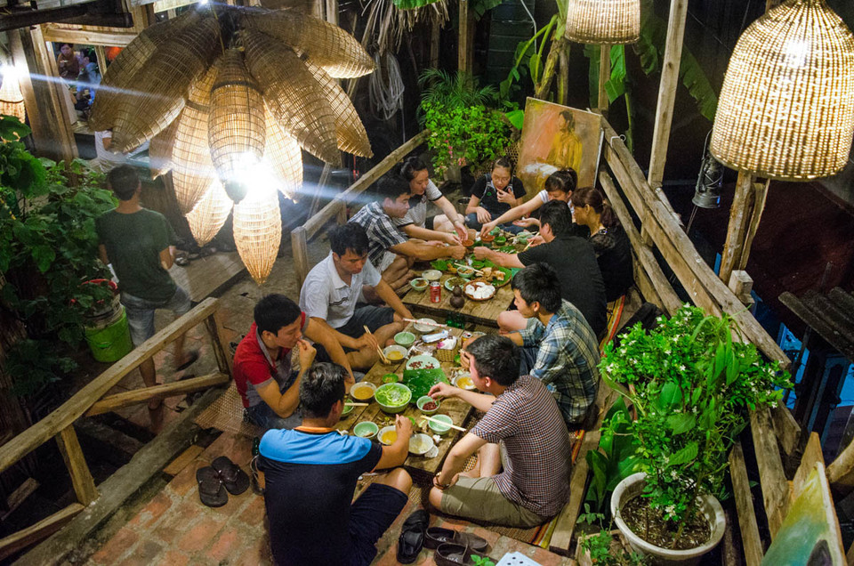 Khách đến quán rất đông và thường xuyên quá tải. Muốn ăn ở đây gần như phải đặt chỗ trước. Chủ quán cho hay, một ngày quán nhỏ anh có thể tiếp đến 500 khách. (Ảnh: Trung Kiên/Vietnam+)