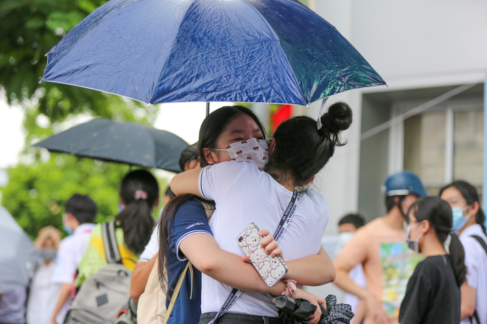Một thí sinh ôm chầm lấy mẹ mình sau khi kết thúc bài thi. (Ảnh: Minh Sơn/Vietnam+)
