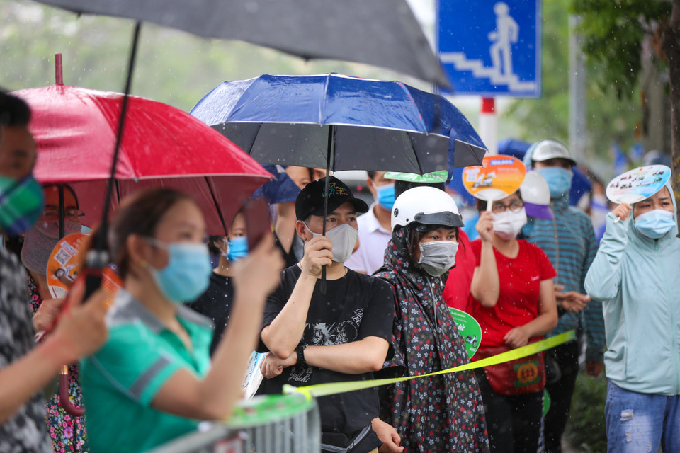 Cụ thể, sáng 12/6, các học sinh làm bài thi môn Ngữ văn (trong 90 phút, từ 8 giờ 30 đến 10 giờ), Ngoại ngữ (trong 45 phút, từ 10 giờ 30 đến 11 giờ 15). (Ảnh: Minh Sơn/Vietnam+)