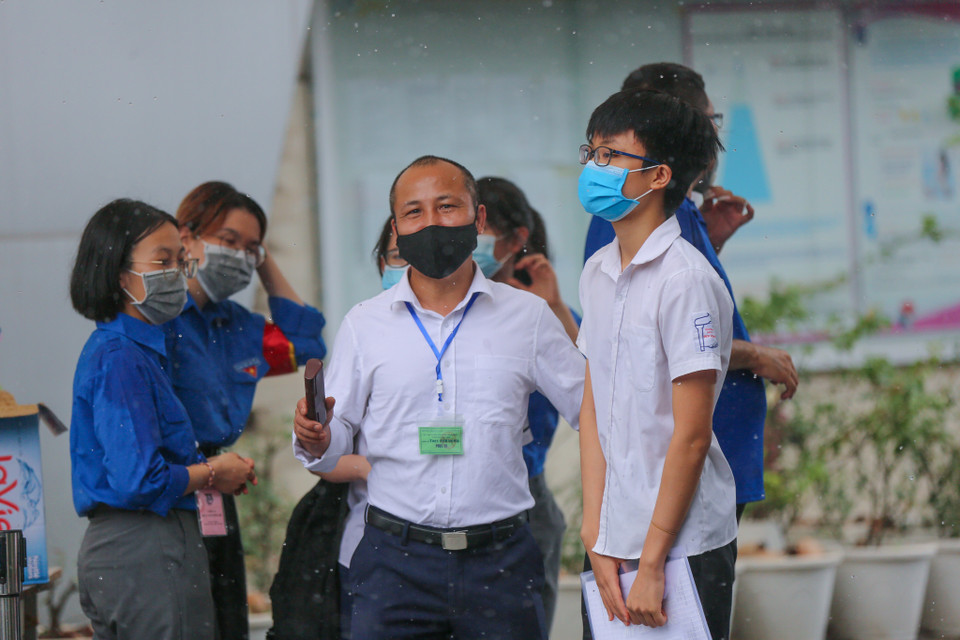 Các giám thị cũng động viên các thí sinh sau khi kết thúc ngày thi đầu. (Ảnh: Minh Sơn/Vietnam+)
