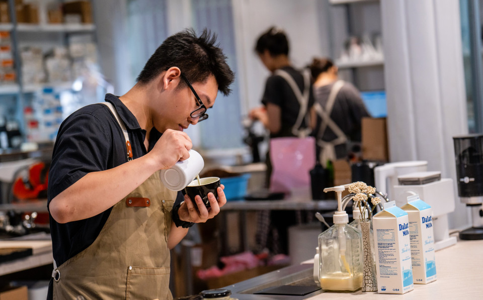 Barista đã chọn loại bột trà xanh của Shizuoka, Nhật Bản - là matcha được làm từ lá trà thứ 3 - 4 - 5 cho hương vị nồng đậm dày dặn với độ chát nhẹ. Bột matcha kết hợp với Sữa Tươi Thanh Trùng Dalatmilk vốn được mệnh danh là “di sản từ cao nguyên” bởi vị ngọt thanh đặc sản sẽ cho ra ly Matcha Latte trung hòa hoàn hảo vị đắng của trà xanh. Đồng thời giúp thức uống không bị quá ngọt, phù hợp với những ai yêu thích vị trà xanh nguyên bản. Sữa Tươi Thanh Trùng Dalatmilk còn cung cấp nguồn dinh dưỡng cân đối và dồi dào như protein, canxi, vitamin,... giúp bổ sung dưỡng chất cho cơ thể. (Ảnh: PV/Vietnam+)