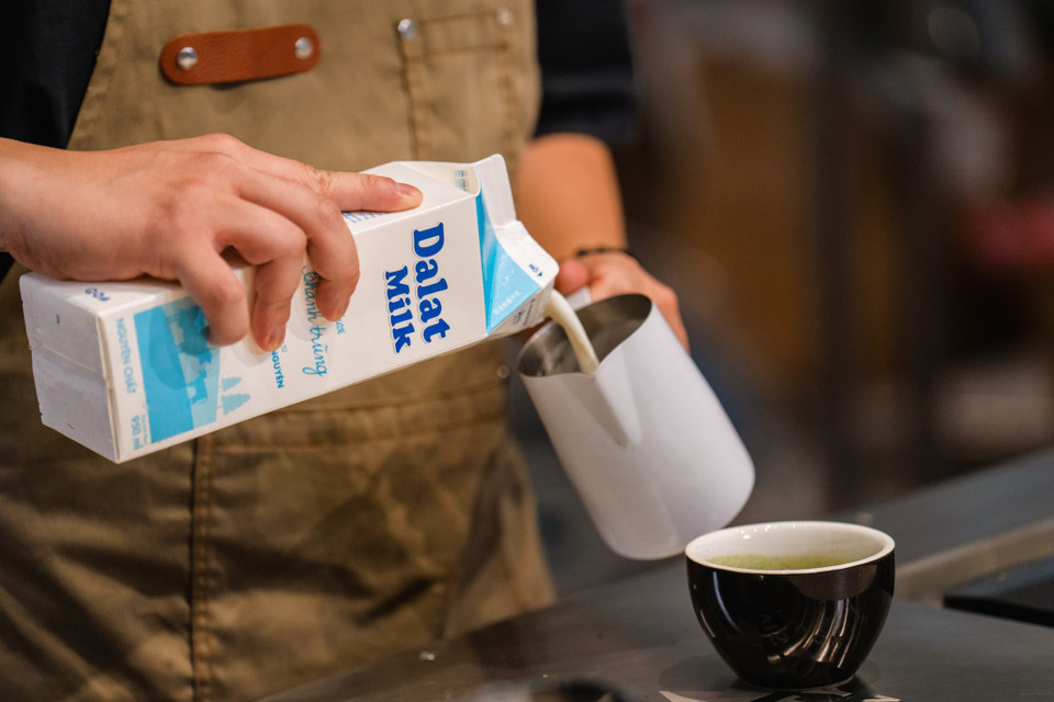Matcha latte - thức uống được yêu thích bởi hương vị béo nhẹ, thanh mát của sữa tươi sạch Dalatmilk hòa quyện hoàn hảo cùng vị đắng nhẹ, thơm lành của bột trà xanh hữu cơ tạo nên một thức uống hài hòa, tinh tế, chinh phục mọi khẩu vị. (Ảnh: PV/Vietnam+)