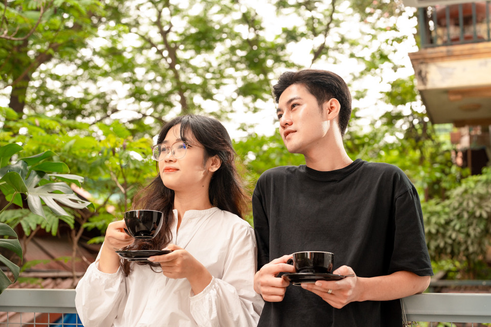 Đình Hảo, một khách hàng thường xuyên của quán chia sẻ: “Giới trẻ bọn mình là thế hệ bắt đầu được lớn lên cùng sữa tươi vậy nên các loại đồ uống có pha sữa luôn khiến bọn mình cảm thấy rất dễ chịu. Mình và bạn mình yêu thích Latte nóng ở đây bởi cảm giác sánh mịn ngọt thơm vị sữa tự nhiên hòa quyện với hương vị cà phê tươi mới vô cùng hấp dẫn và không bị đậm gắt như cà phê truyền thống”. (Ảnh: PV/Vietnam+)