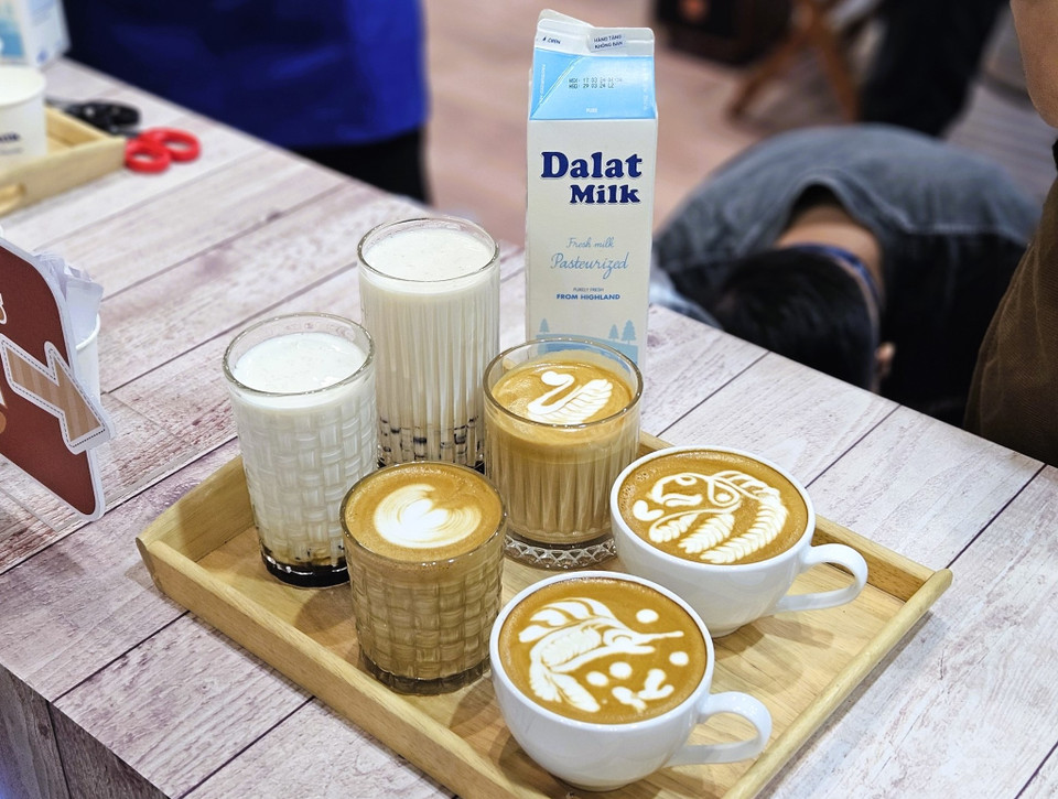 Bạc Không Xỉu, Latte truyền thống, Matcha Latte và Chocolate... những món trứ danh tạo nên thương hiệu của quán đều là dòng đồ uống cơ bản, phù hợp với đại đa số người tiêu dùng. Tuy nhiên có Sữa Tươi Thanh Trùng Dalatmilk trong tay, các barista đã tự tin biến mọi hương vị tưởng chừng quen thuộc trở thành món Signature mang tính độc quyền. Chỉ cần khách hàng nếm thử là sẽ muốn thưởng thức mãi vì cảm giác hưng phấn khi khám phá ra vị ngon độc đáo từ bản sắc hảo hạng của nguyên liệu. (Ảnh: PV/Vietnam+)