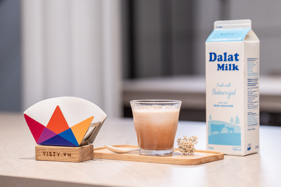 Ly Chocolate mát lạnh với sự kết hợp tuyệt hảo cùng Dalatmilk vừa được ra đời. Vị ngọt thanh của Sữa Tươi Thanh Trùng Dalatmilk hòa quyện cùng vị đắng nhẹ và hương thơm nồng đượm cùng độ chua nhẹ của socola đã tạo nên thức uống hoàn hảo tựa như cảm giác thưởng thức một thanh socola 65% béo ngậy, bổ dưỡng. (Ảnh: PV/Vietnam+)