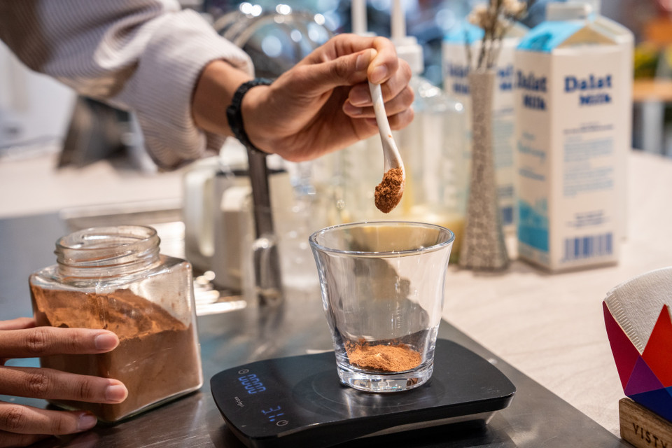 Theo các barista chuyên nghiệp, Sữa Tươi Thanh Trùng Dalatmilk cũng đồng thời nâng tầm hương vị đồ uống socola với những sáng tạo độc đáo không giới hạn. Ở phiên bản Chocolatte nóng, kỹ thuật Latte art sẽ thêm lần nữa được thăng hoa nhờ kết cấu ổn định và tinh tế từ Sữa Tươi Thanh Trùng Dalatmilk. Vậy là không chỉ thỏa mãn chất lượng thơm ngon cho đồ uống, Dalatmilk còn giúp tôn vinh vẻ đẹp bất tận của nghệ thuật tạo hình từ lớp bọt sữa mềm mại sánh mịn đến vô cùng. (Ảnh: PV/Vietnam+)