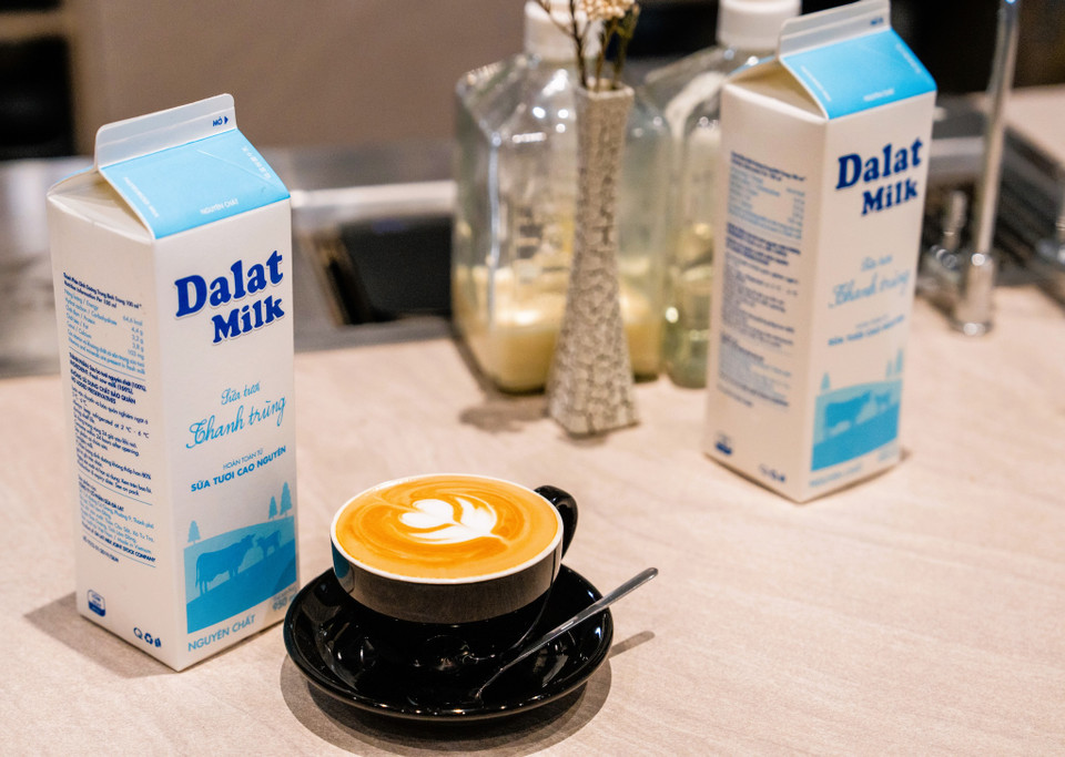 Theo Mạnh Hùng, Cappuccino hay Latte đều không xa lạ với người yêu cà phê và chưa bao giờ hạ nhiệt ở phạm vi toàn cầu. Có đến hàng tỷ ly Latte được tiêu thụ mỗi ngày trên thế giới. Một phần vì sự thú vị và vẻ đẹp liên tục xuất hiện trên bề mặt tách cà phê. “Với Dalatmilk, giới hạn duy nhất chỉ còn là trí tưởng tượng của bạn mà thôi”, Mạnh Hùng nhấn mạnh về chất lượng ổn định của Dalatmilk - nguyên liệu được anh coi là yếu tố tiên quyết giúp barista pha chế thành công các món đồ uống kết hợp giữa cà phê và sữa. (Ảnh: PV/Vietnam+)