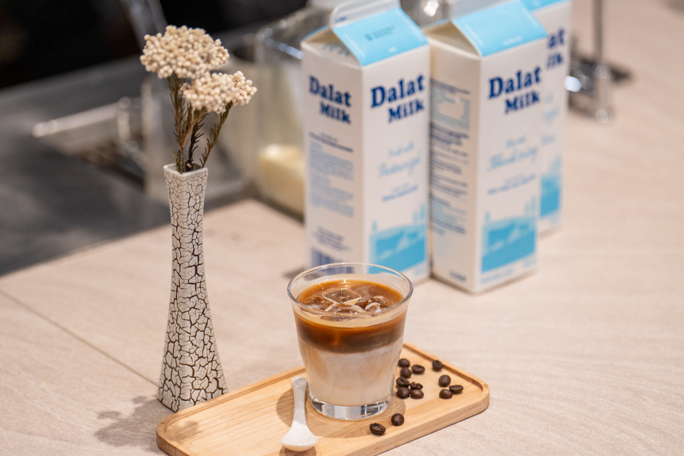 “Chúng tôi luôn đảm bảo Sữa Tươi Thanh Trùng Dalatmilk được bảo quản ở độ lạnh lý tưởng để khi gặp Espresso ấm nóng, chúng sẽ kết nối những nốt hương đặc biệt của cả hai loại hạt Fine Robusta cao cấp rang ở mức Medium Dark. Từ đó các nguyên liệu hoà quyện và bung tỏa mọi nốt hương phong phú nhất. Khách hàng sẽ cảm nhận được hương vị đặc trưng của hạt nướng, trái cây khô, chocolate, caramel và nho khô trong ly “Bạc không xỉu” - Đại diện của quán chia sẻ. (Ảnh: PV/Vietnam+)