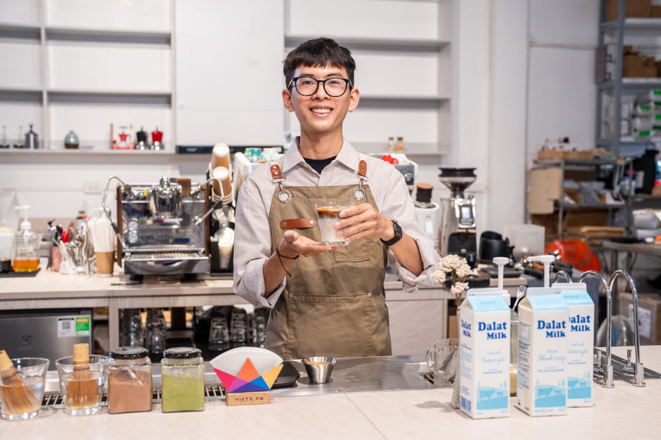 Bạc Không Xỉu hay còn gọi Bạc Xỉu là đồ uống được cả giới trẻ lẫn khách hàng trung niên vô cùng yêu thích nhờ hương thơm đậm đà của 2 loại cà phê cao cấp Fine Robusta từ vùng Lâm Hà và Gia Lai kết hợp với vị ngọt dịu thuần khiết của sữa tươi Dalatmilk. Quá trình pha chế, barista sẽ tạo hỗn hợp sữa đặc cùng Sữa Tươi Thanh Trùng Dalatmilk ủ lạnh và đá viên tinh khiết. Sau đó là hàng loạt thao tác nhẹ nhàng nhằm chiết rót cà phê espresso theo dòng lên trên hỗn hợp sữa lạnh để tạo thành 2 mảng màu phân tầng đầy mĩ thuật. (Ảnh: PV/Vietnam+)