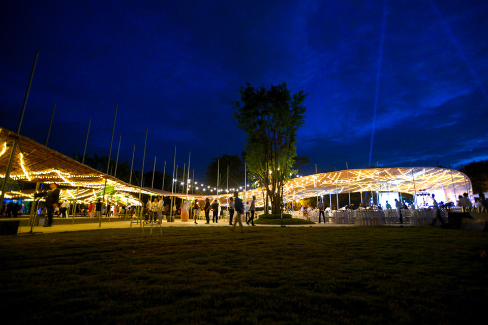 Thay vì ở trong hội trường, một đôi bạn trẻ đã mạnh dạn tổ chức đám cưới ngoài trời với hàng trăm ngàn bóng đèn led tạo nên một bữa tiệc ánh sáng vô cùng lạ mắt khiến khách mời thích thú. (Ảnh: PV/Vietnam+)