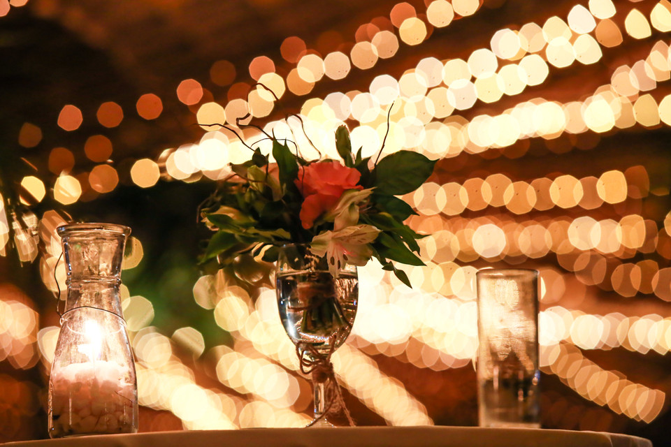 Tiệc cưới được trang trí toàn bộ bằng hoa thật. (Ảnh: PV/Vietnam+)