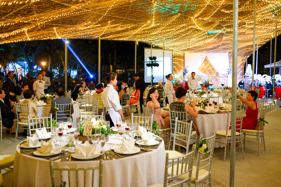 Đôi bạn trẻ Trần Anh Long và Phạm Mai Hạnh được vinh dự là vị khách đầu tiên được tổ chức đám cưới ở nơi đây. (Ảnh: PV/Vietnam+)