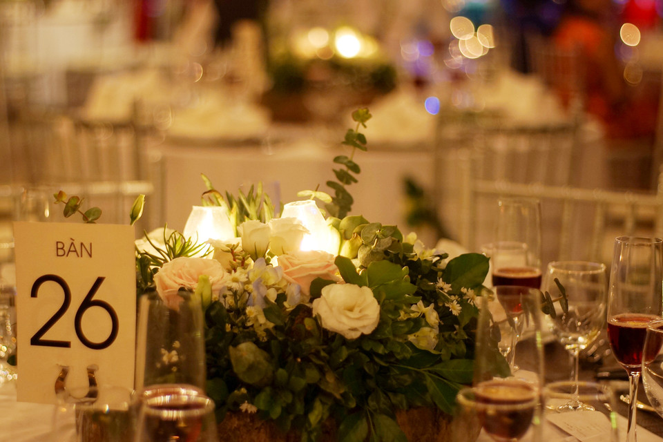 Những chiếc đèn dầu đặt trên mỗi bàn tiệc khiến những người dùng bữa có cảm giác ấm cúng giữa không gian tiệc cưới lãng mạn. (Ảnh: PV/Vietnam+)