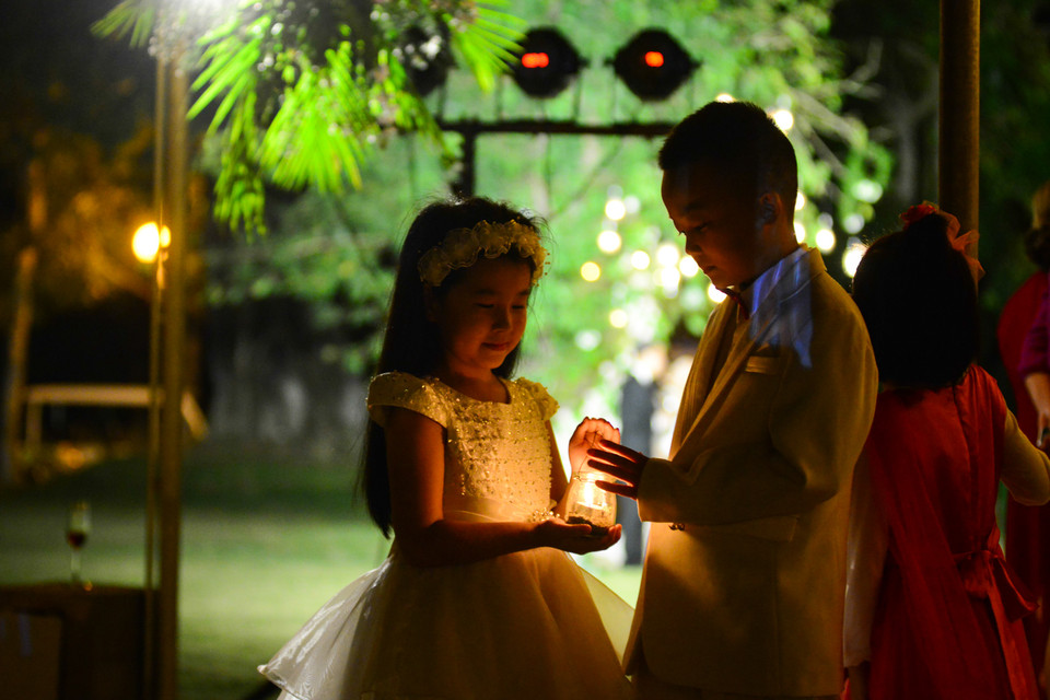 Bữa tiệc cưới được trang trí rất nhiều loại đèn tạo nên một không gian lung linh huyền ảo. (Ảnh: PV/Vietnam+)