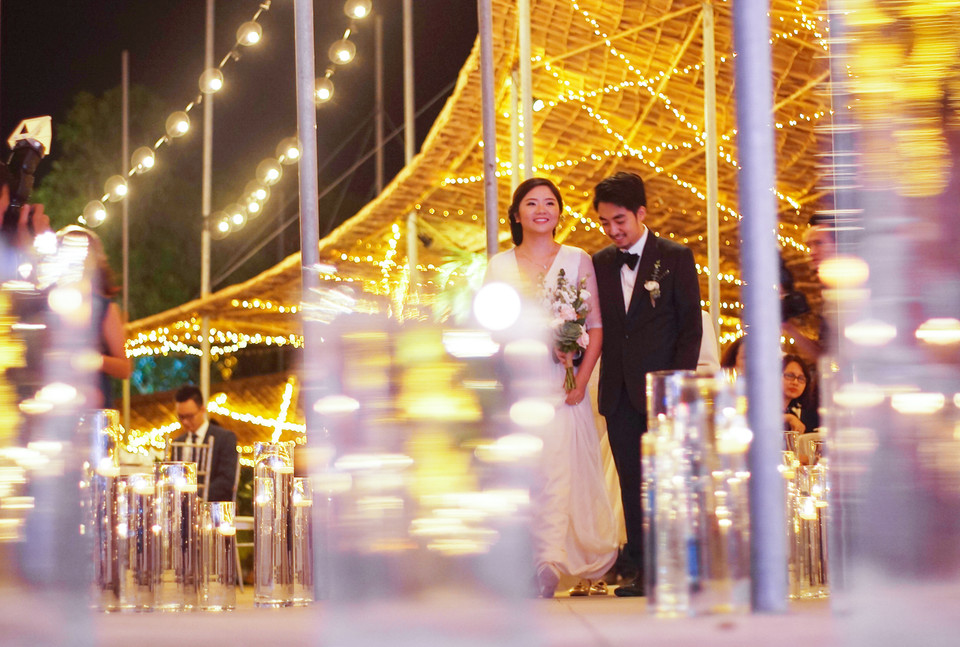Hình ảnh lãng mạn của bữa tiệc khi chú rể dắt tay cô dâu tiến vào sân khấu. (Ảnh: PV/Vietnam+)