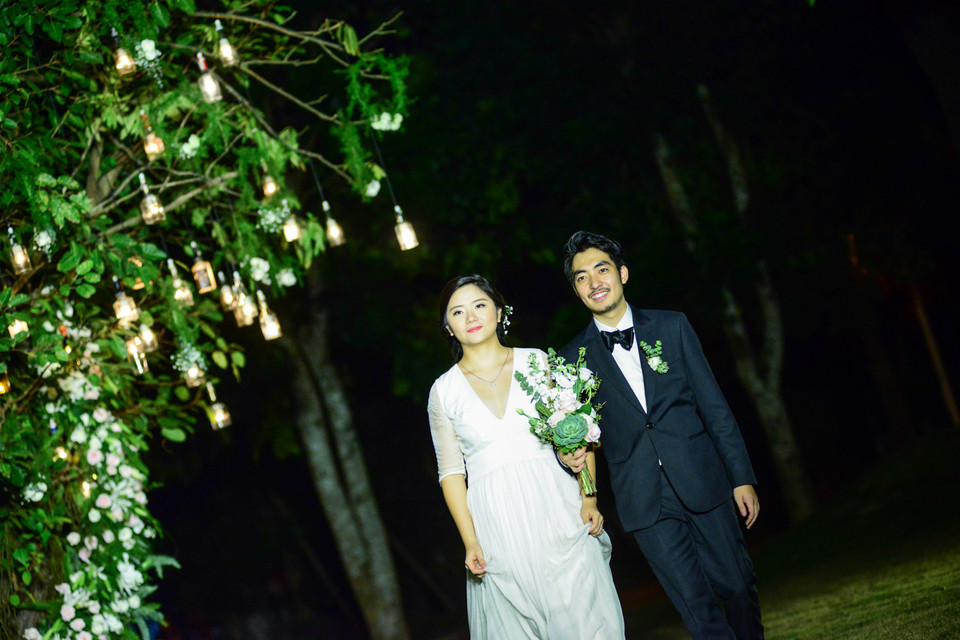 Cô dâu và chú rể có thể thoải mái đón khách, sáng tạo tiệc cưới theo ý muốn. (Ảnh: PV/Vietnam+)