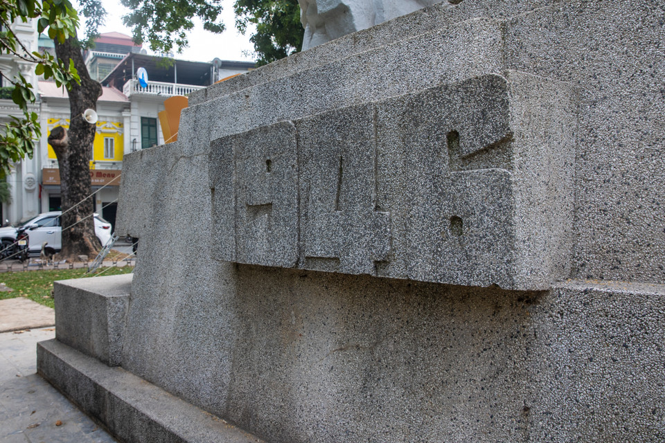 Tượng đài tái hiện hình ảnh người chiến sĩ ôm bom ba càng với tư thế sẵn sàng lao vào xe tăng địch như minh chứng sự dũng cảm, ý chí quật cường, cảm tử với tinh thần 'Thà hy sinh tất cả chứ không chịu mất nước, nhất định không chịu làm nô lệ' của đồng bào, chiến sĩ Thủ đô. (Ảnh: Minh Sơn/Vietnam+)