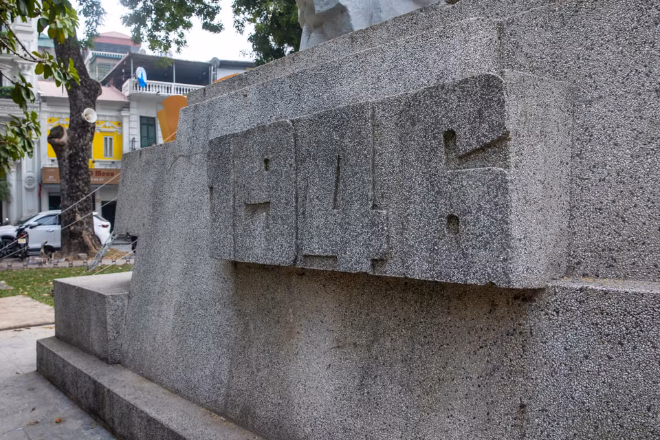 Tượng đài tái hiện hình ảnh người chiến sĩ ôm bom ba càng với tư thế sẵn sàng lao vào xe tăng địch như minh chứng sự dũng cảm, ý chí quật cường, cảm tử với tinh thần 'Thà hy sinh tất cả chứ không chịu mất nước, nhất định không chịu làm nô lệ' của đồng bào, chiến sĩ Thủ đô. (Ảnh: Minh Sơn/Vietnam+)