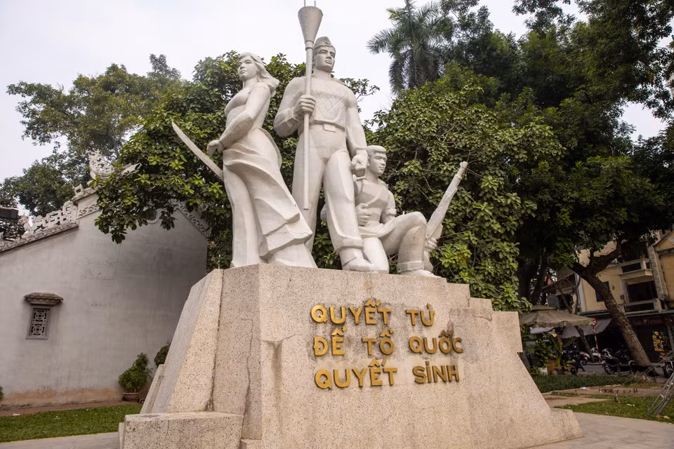 Tại Tượng đài Cảm tử - nơi ghi dấu những chiến công, sự hy sinh của các chiến sĩ, người dân Hà Nội trong trận chiến lịch sử bảo vệ Thủ đô. (Ảnh: Hoài Nam/Vietnam+)